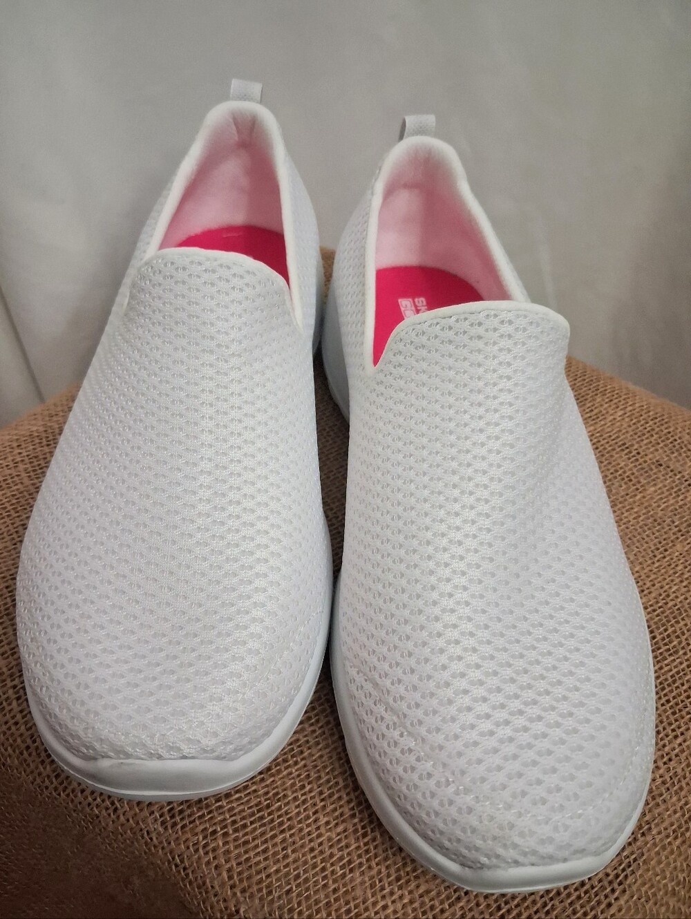 Skechers Goga Mat Go Walk White SZ 7.5 Women’s Slip-On  Walking Shoes Comfort